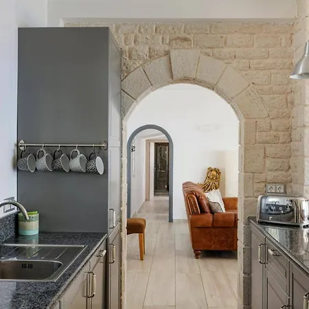 Ester By ヴィラ *